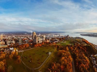 Vue aérienne des plaines et de Québec avec les couleurs d'automne