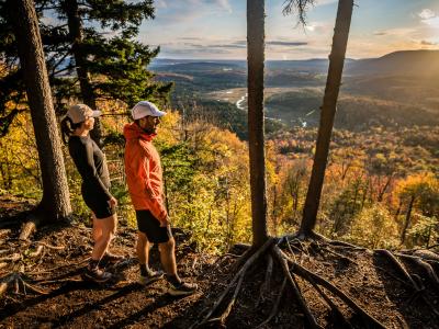 Des randonneurs qui admirent la vue sur la vallée