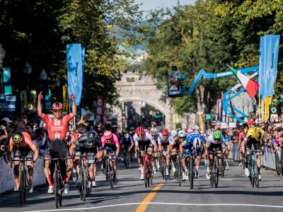 Cyclistes < l'arrivée au Grand Prix Cycliste de Québec