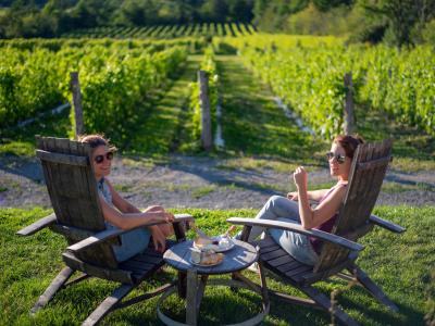 2 filles en pique-nique dans un vignoble