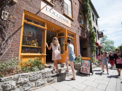 Filles qui entrent dans la boutique L'Occitane sur la rue du Petit-Champlain.