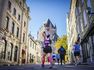Coureuse du Marathon de Québec devant le Château Frontenac