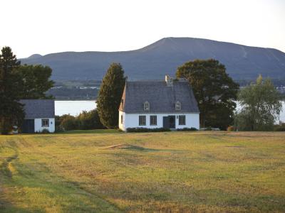 Vue sur le Mont Sainte-Anne à partir de l'Île d'Orléans