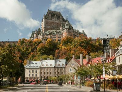 Vue sur le Château Frontenac avec les arbres en couleurs