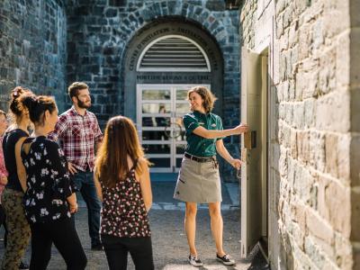 Guide qui ouvre la porte de la poudrière