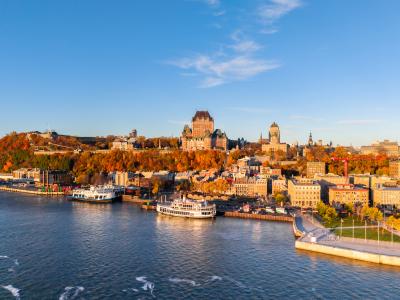 Vue sur Québec à partir du fleuve en automne