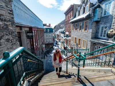 Femme qui monte l'escalier 