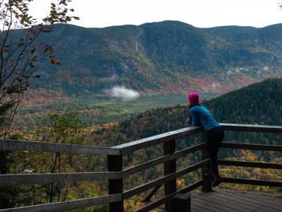 Randonneur à la Vallée Bras-du-Nord en automne