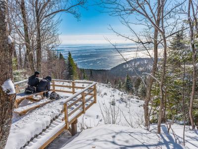 Randonneurs sur un belvédère surplombant le fleuve