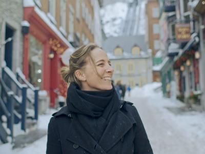 Amandine marche dans le Petit-Champlain en hiver