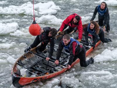 Coureurs de canot à glace dans le cadre du Carnaval de Québec