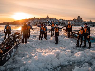 Groupe en canot à glace au coucher du soleil