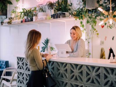 Cliente et préposée à la réception en discussion