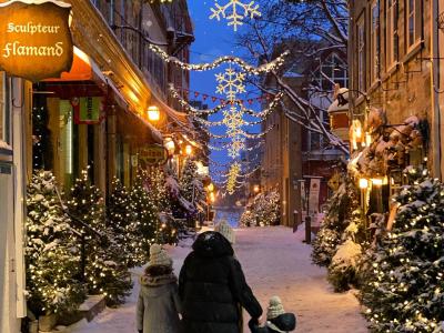 Famille qui marche dans le Petit-Champlain décoré pour Noel