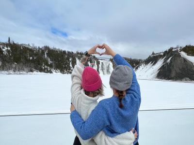 Deux filles devant la chute Montmorency en hiver