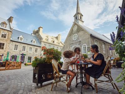 Family eating at Maison Smith in place Royale