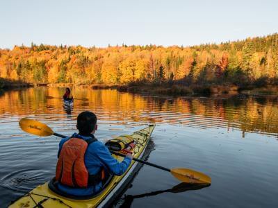 Couple en kayak l'automne au Marais du Nord