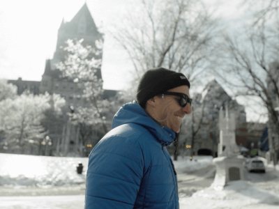 Jean-Michel Péloquin marchant dans les rues de Québec