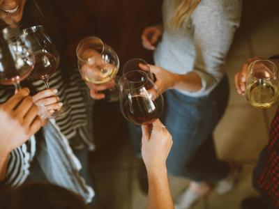 Copines avec des verres de vin à la main