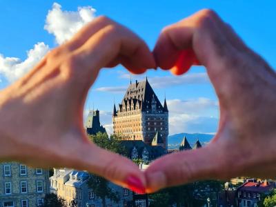Mains en coeur sur Château Frontenac en été
