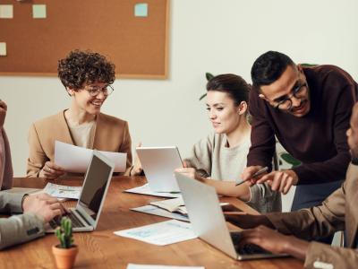 Imge générique d'une équipe en réunion