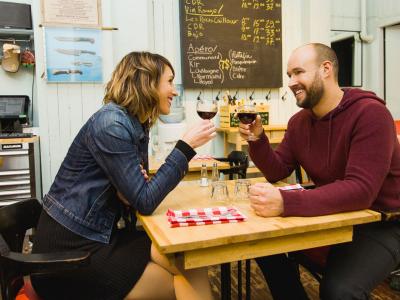 Couple buvant une coupe de vin à la table