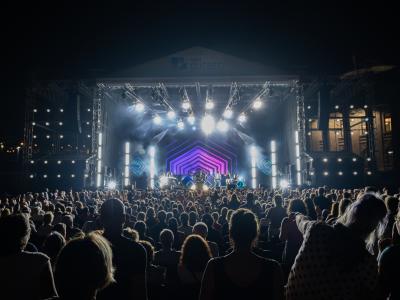 Artistes sur scène lors de la SuperFrancoFête