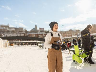 Jeune fille au Village Nordik Port de Québec