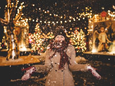 Femme sous la niege qui tombe au Marché de Noel allemand