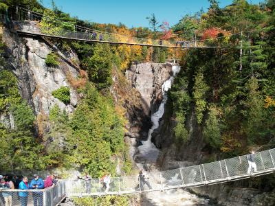 Canyon Sainte-Anne : Traversez un véritable canyon à l'aide de trois ponts suspendues