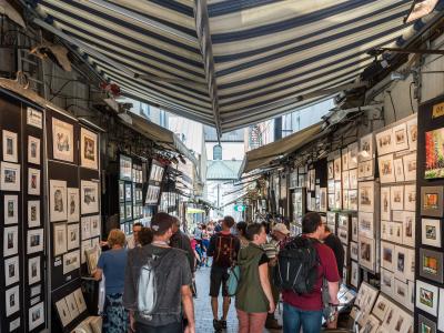 Rue du Trésor - Plusieurs touristes Rue du Trésor