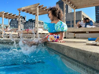 Hilton Québec - Famille à la piscine