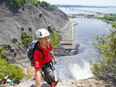 Via Ferrata au Parc de la Chute-Montmorency et vue sur le pont de l'Île d'Orléans.