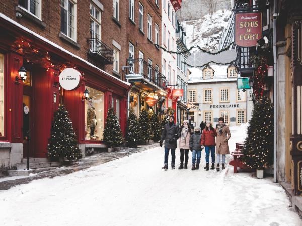 Famille dans le Petit Champlain avec décorations de Noel