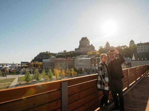 Couple se prenant en selfie au belvédère de la place des Canotiers à Québec