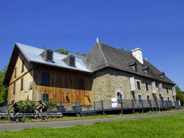 Cyclists on Route de la Nouvelle-France