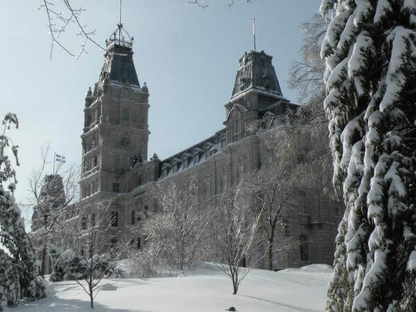 Façade de l'hôtel du Parlement de Québec en hiver 