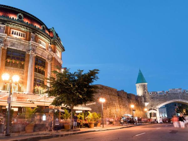 The illuminated Capitol and Saint-Jean Gate, during a nice summer evening. 