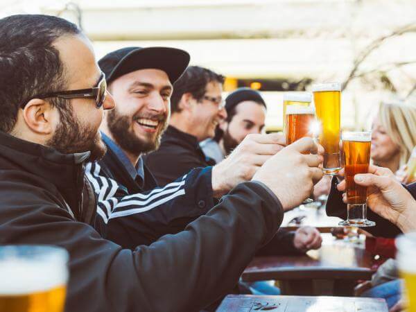 Amis dans une microbrasserie