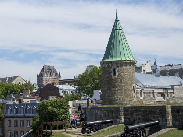 Vieux-Québec Château arbres et porte