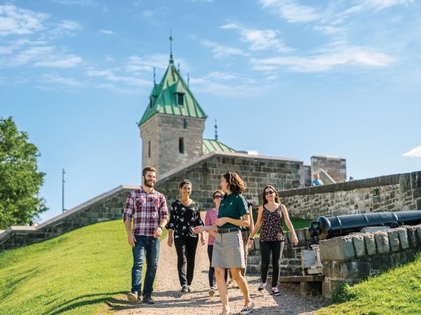 A group of people take part in the discovery tour at the Fortifications of Québec National Historic Site.
