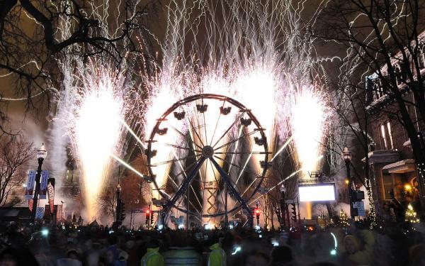 Grande roue et effets pyrotechniques au Jour De L'An à Québec