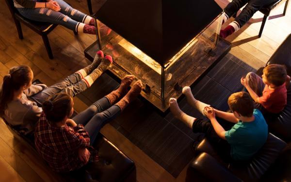 Children around a fireplace in a Log Cabin (Au Chalet en Bois Rond)