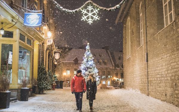 Couple walking in Place Royale and Petit-Champlain at Christmas