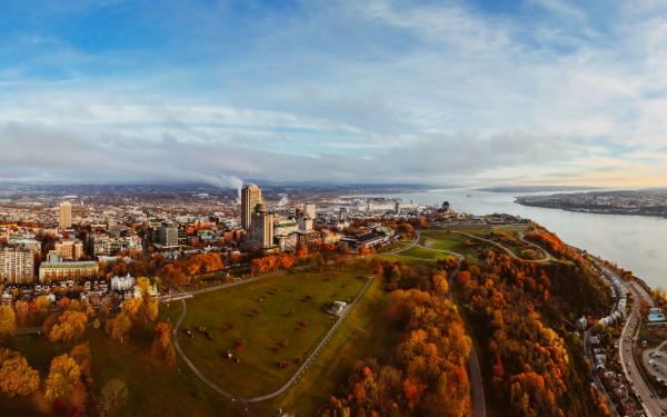 Vue aérienne des plaines et de Québec avec les couleurs d'automne