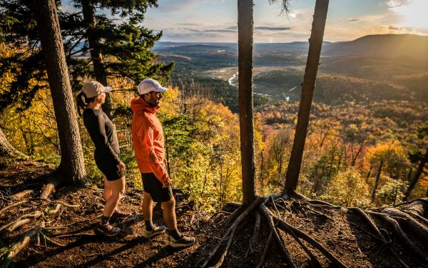 Des randonneurs qui admirent la vue sur la vallée