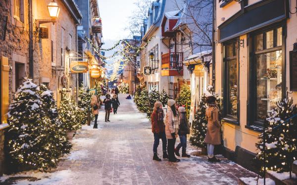Famille dans le Petit-Champlain décoré pour Noel