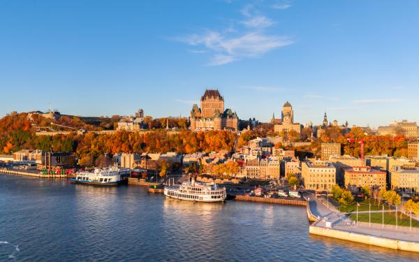Vue sur Québec à partir du fleuve en automne