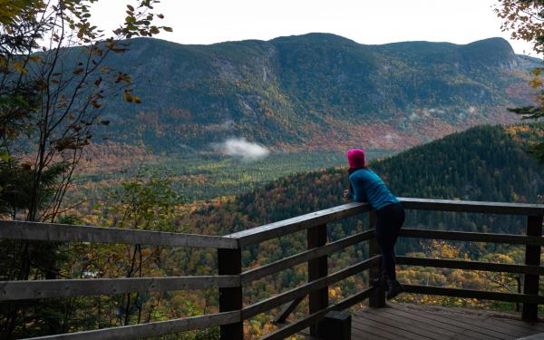 Randonneur à la Vallée Bras-du-Nord en automne