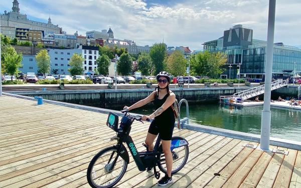 Femme en vélo électrique dans le Vieux-Port de Québec